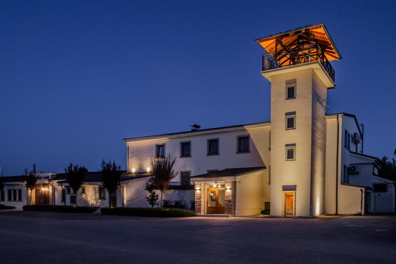 Penzionzemianskydvor Hotel Surovce Buitenkant foto